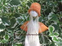 Anioł w pomarańczowym kapeluszu I (stojąca blondynka)
